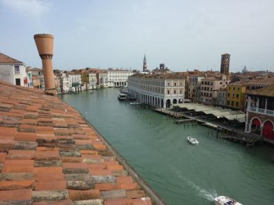 屋上テラスのパノラマの景色。右端に少し見えるのが魚市場