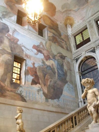 フレスコ画が圧巻の階段ホール