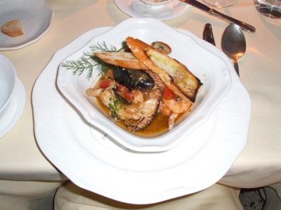 新鮮なシーフードと甘めのトマトソースが美味しいお魚スープ