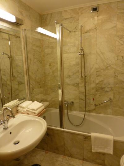 綺麗だけどバスタブの幅がちょっと狭い