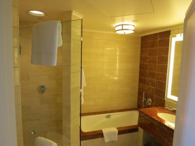 狭いバスルーム