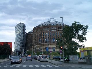 最寄駅付近の商業施設（古いガスタンク）