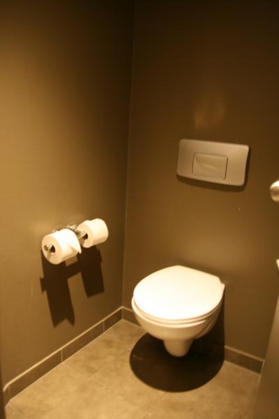 トイレは別でした