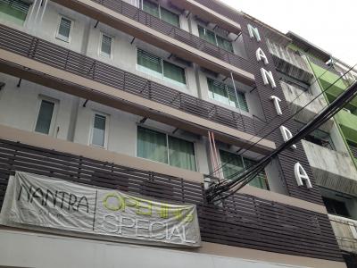 大通りの脇道を入った奥なので、夜中は見つけにくいです。