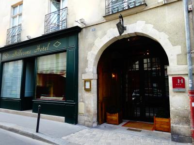 入口は右側、中庭もあります。