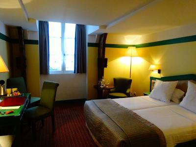 落ち着いた部屋・通り側、展望はよくありません。