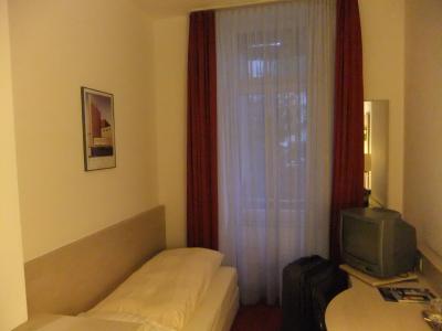 2階のシングル。4畳くらいですかね。TVの映りは最悪でした。