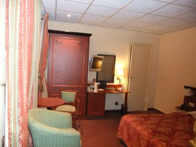 奥の扉は物入れでした。一人にはゆったりでよかった。