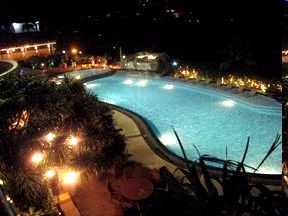 プールサイドでリゾート気分満載！！