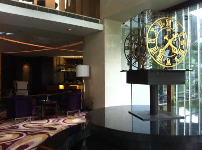 エントランスに有る印象的な時計とその奥がカフェラウンジ