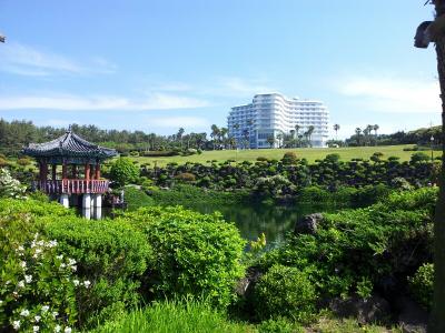 ホテルの外観と美しい庭園