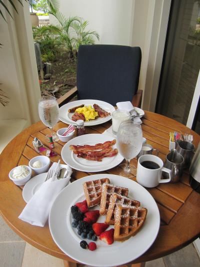 ルームサービスの朝食。