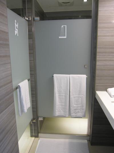 トイレとシャワーブースは分かれています。