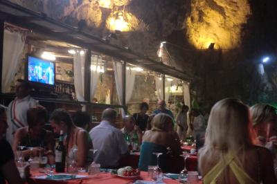 洞窟ビーチは夜はパーテ―会場。レストランになります。