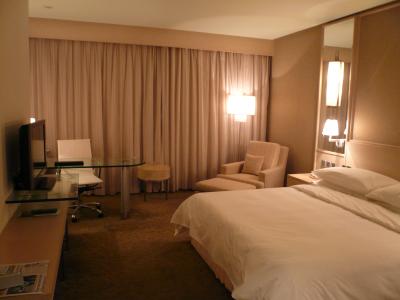 適度な広さ。ガラス張りのデスクテーブルがオシャレ