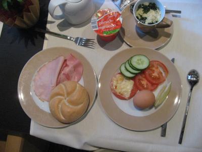 朝食（卵スープは私物）