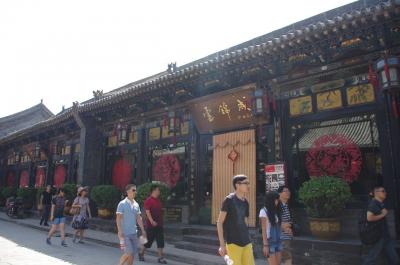 雲錦成の額を掲げた建物。チェックインはこの中で。