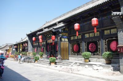 上の建物の向かい側にある建物。客室と朝食バイキングはこちら側