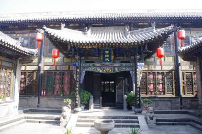 客室楼。ここをくぐって一度中庭に入って各部屋に。