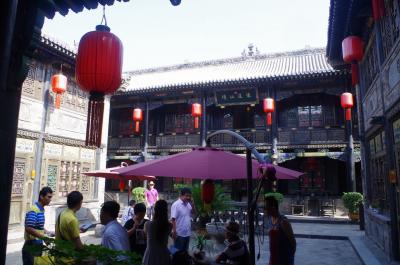 中庭。見える部屋はすべて客室。四合院式の建物。