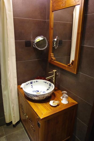 流し台が陶器でできている洗面台