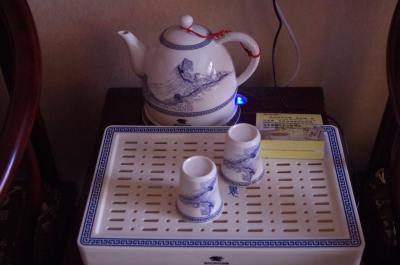 湯沸しポットも陶器。お茶は有料のものがあるだけ。