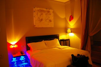 内装はスタイリッシュ。部屋は狭めです