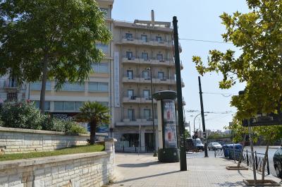 地下鉄ラリッサ駅を出るとすぐ前にホテルが見えます。