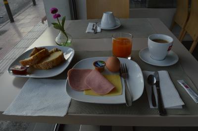 朝食はビュッフェスタイル コーヒーは濾過式です。