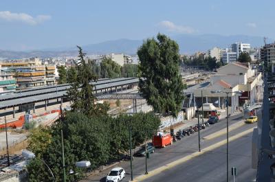 部屋からアテネ中央駅を見下ろす