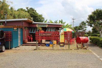 炭火で焼いたジャークチキンはおこげまで美味しい。　テークアウトも出来るので浜辺でマッタリ頂きました。（種子島・ステッピンライオン）