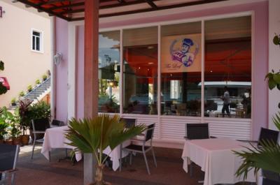 ちょっと割高だけど、ヨットを眺めながらの食事にオススメ。