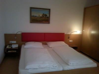 右に広めのワードローブ（中に金庫がありました）