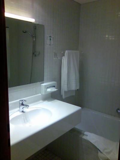 バスルームの洗面台、右が大きいバスタブ。タオルもたくさん