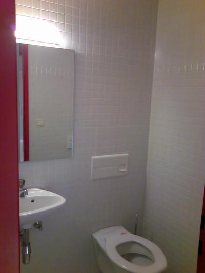 独立したトイレ。日本のビジネスホテルのユニットバスより広い？