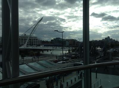 ホテル近くのコンベンションセンターから見える橋