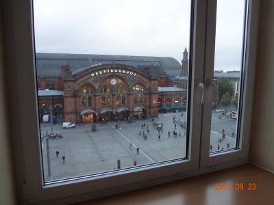 窓から駅の時計・駅前広場が良く見えます。