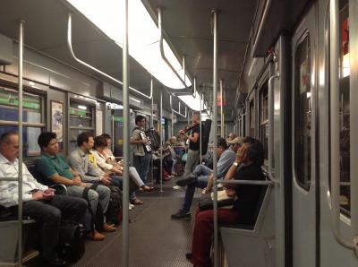 ミラノの地下鉄に乗ると、物乞いとミュージシャンが必ず来ます