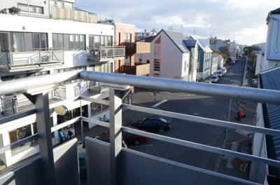 周辺は住宅街で閑静。