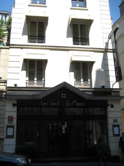 室内は陰湿な感じ