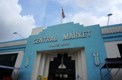 ランチ時は大混雑！お土産買えてもゴハンも食べられるマーケット♪