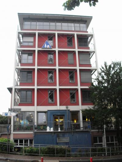 赤い外壁が特徴