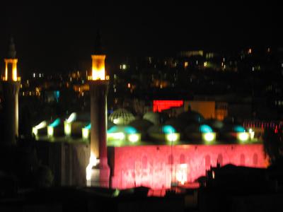 窓に広がるウル・ジャーミーの夜景