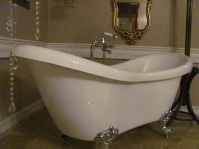 ぎょぎょ。いまどきこんなアンティークなバスタブって。