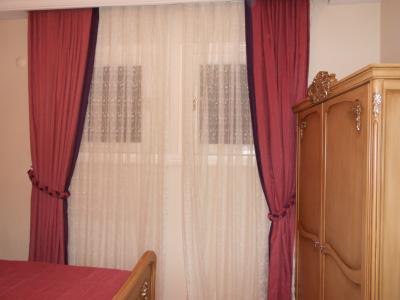 窓はこの小さいのがふたつだけ。通行人の足が鑑賞できます。