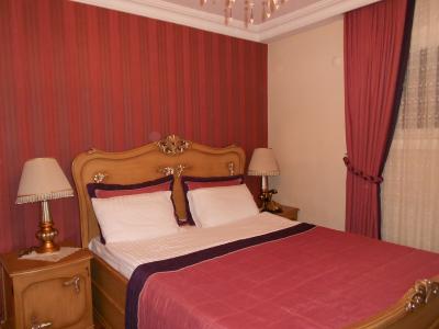 室内は明るいピンクで統一されてました。