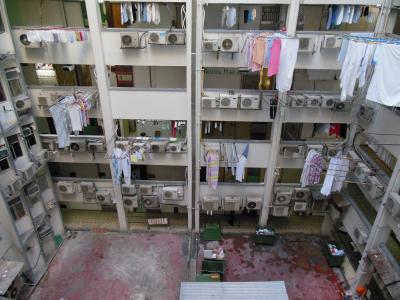 廊下に足マット、雑巾がたくさん干してある