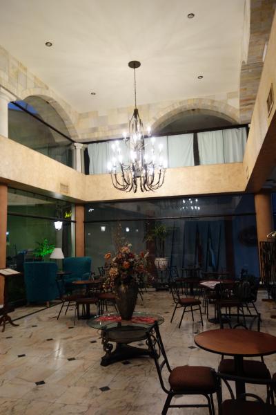 薄暗い印象ですが広くて素敵なエントランスです