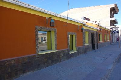 オレンジ色の外壁が目立ちます