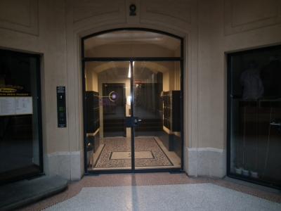 １階エントランス、奥のエレベーターで６階フロントへ。